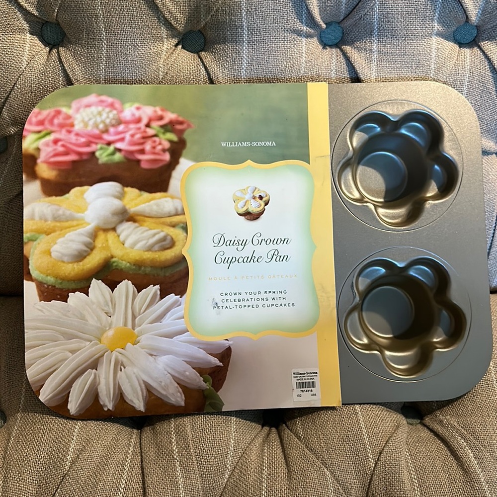 BRAND NEW Williams Sonoma Non Stick Daisy Crown Cupcake Pan